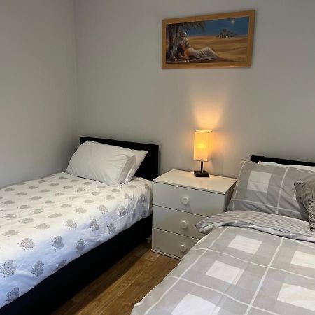 Mj Serviced Apartment Up To 6 Guest - Luxurious Living In West London Next To Tube Station & Central London Hanwell Dış mekan fotoğraf