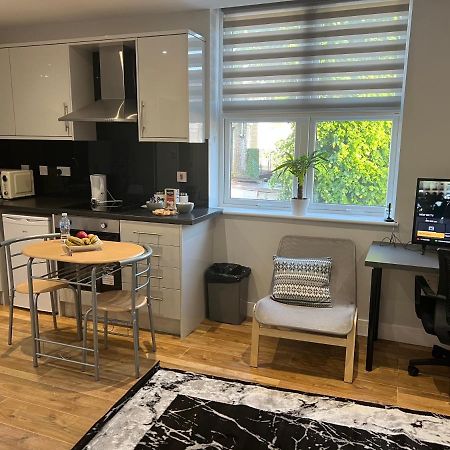 Mj Serviced Apartment Up To 6 Guest - Luxurious Living In West London Next To Tube Station & Central London Hanwell Dış mekan fotoğraf