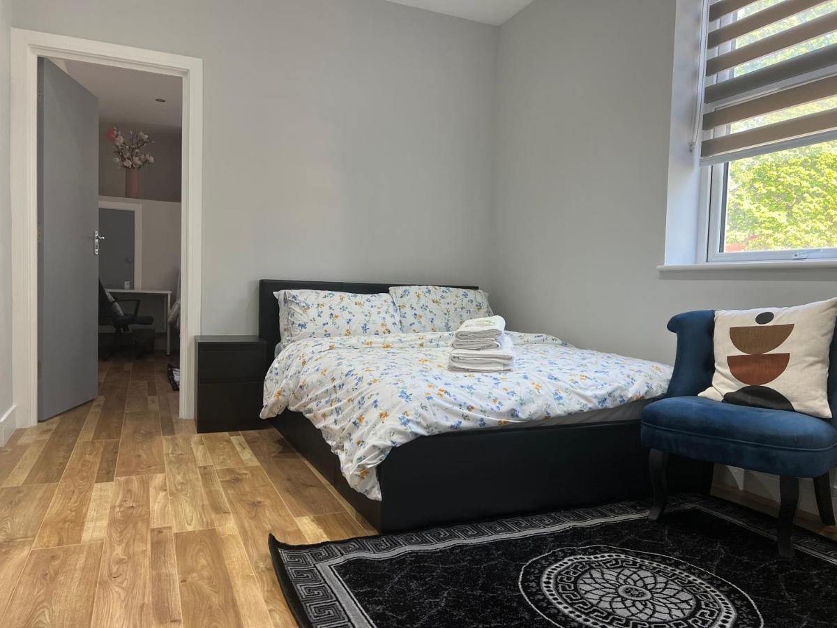 Mj Serviced Apartment Up To 6 Guest - Luxurious Living In West London Next To Tube Station & Central London Hanwell Dış mekan fotoğraf