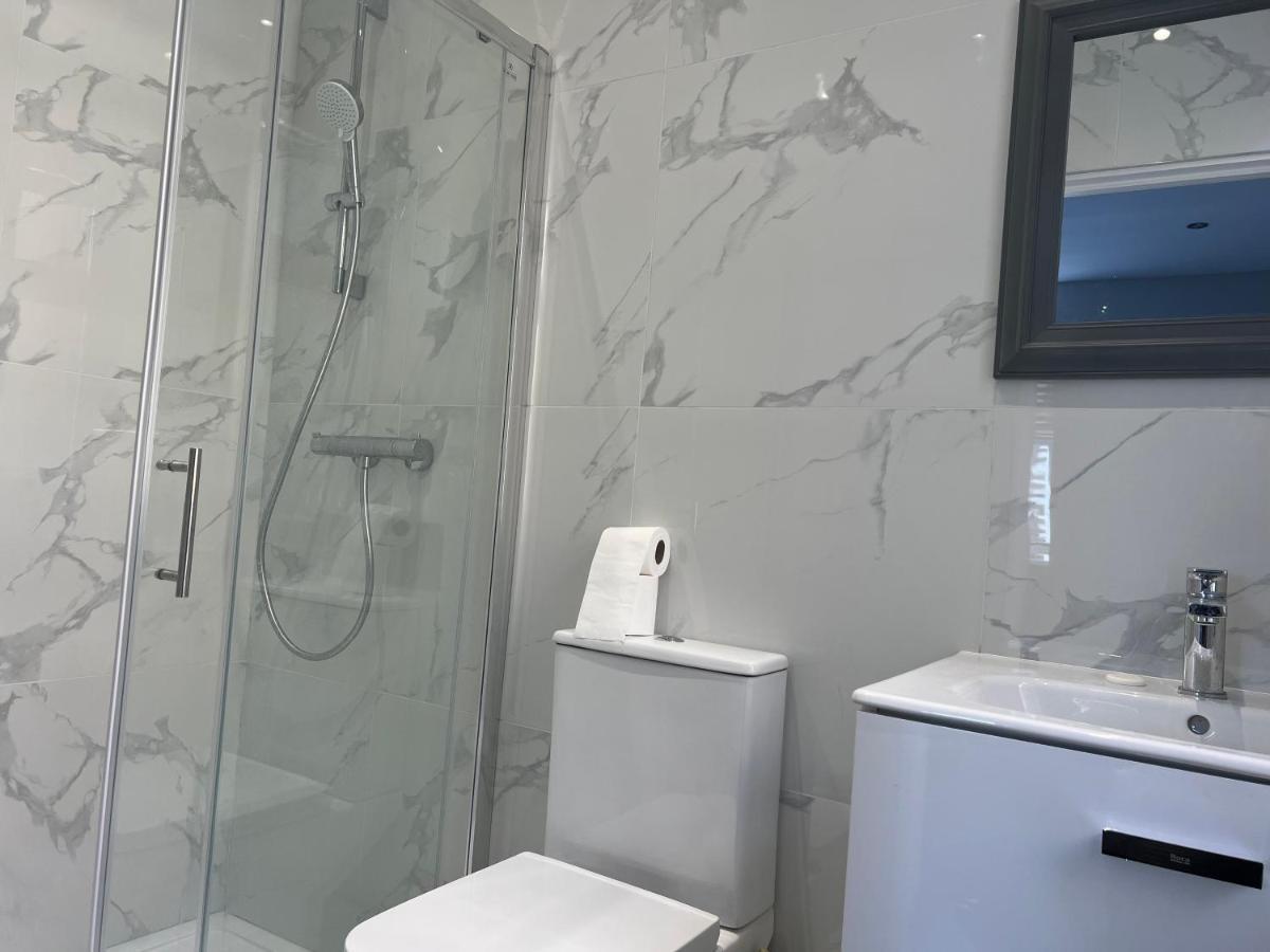 Mj Serviced Apartment Up To 6 Guest - Luxurious Living In West London Next To Tube Station & Central London Hanwell Dış mekan fotoğraf